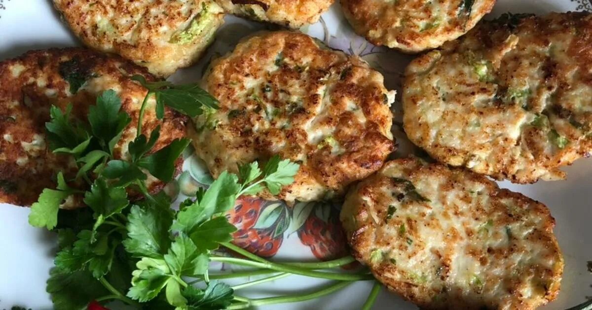 Вкусный рецепт котлет из кабачков. Котлеты из кабачков. Кабачковые пышные котлеты. Котлеты из кабачков с фаршем на сковороде. Котлеты из кабачков в духовке.