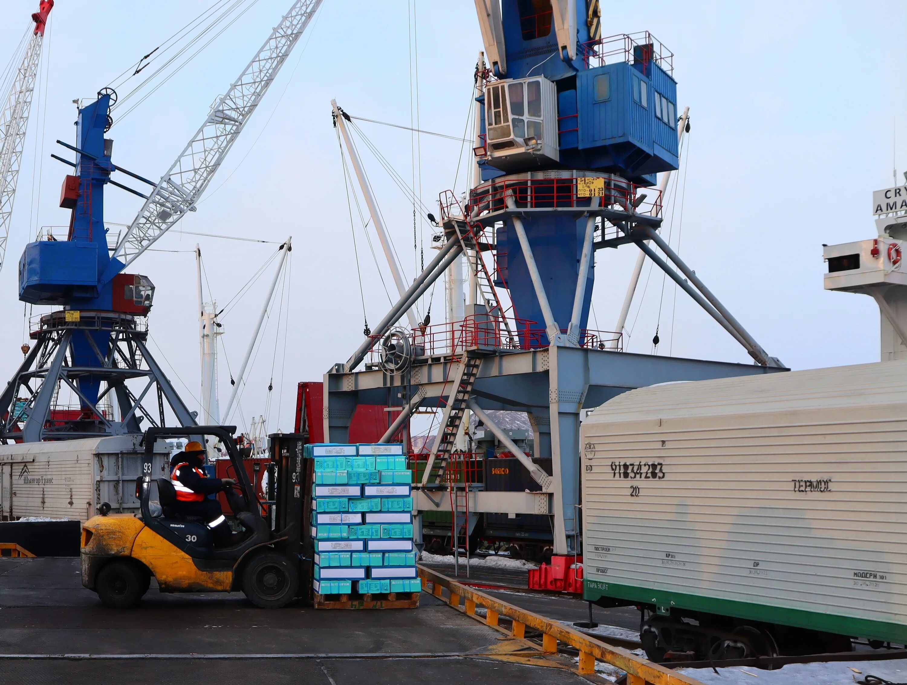 Рыбный порт владивосток. Оао владивостокский морской рыбный порт. Владивостокский морской рыбный порт. Диомидовский рыбный порт. Рыбный порт владивосток.