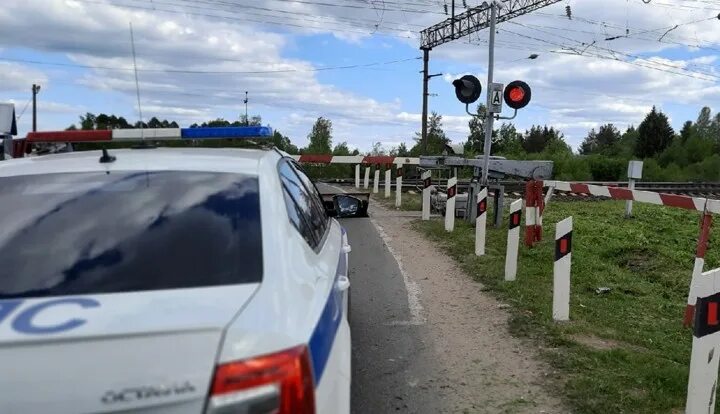 Ж д переезд штраф. Жд переезд закрыт. новосидориха шатура переезд. жд переезд закрытие поездов. вологда жд переезд.