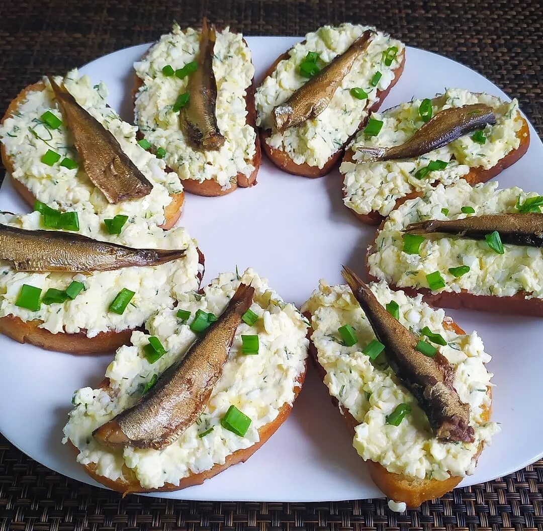 Бутерброды со шпротами сыром и яйцами. Тартинки со шпротами. гренки со шпротами. бутерброды на жареном батоне. бутерброды со шпротами и чесноком.