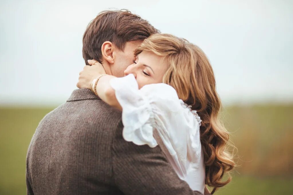 Улыбка девушки. Мужчина улыбается. Объятия друзей. В нежных объятьях. Мужчина и женщина смеются.