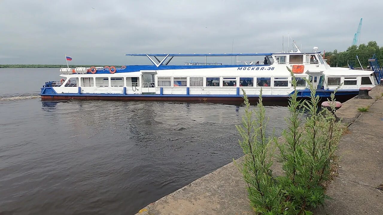Теплоход морис москва. Теплоход отчаливает. Прогулки по оке коломна. Углич пристань. Белый теплоход гудка тревожный бас.