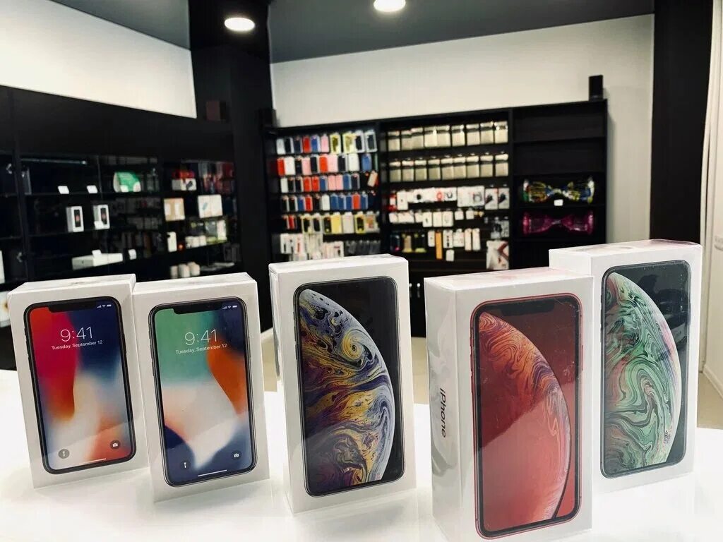 Смартфоны витрина. Витрина с айфонами. Магазин айфонов. Продукция Apple. Iphone на витрине.