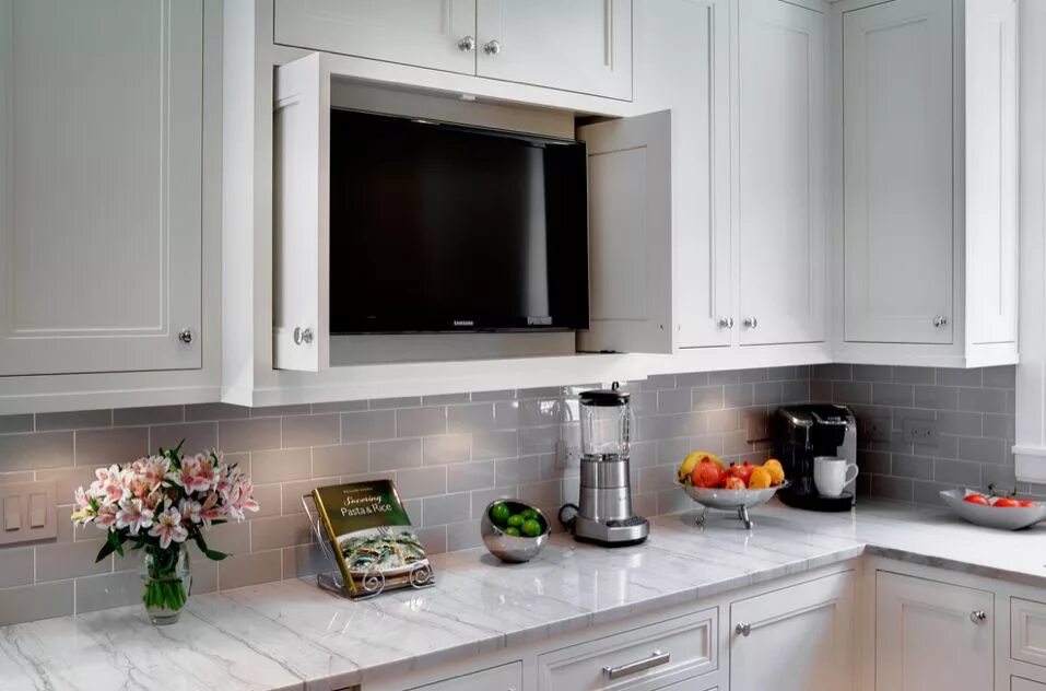 Телевизор на кухне. Встраиваемый телевизор для кухни. Телевизор в интерьере кухни. Расположение телевизора на кухне.