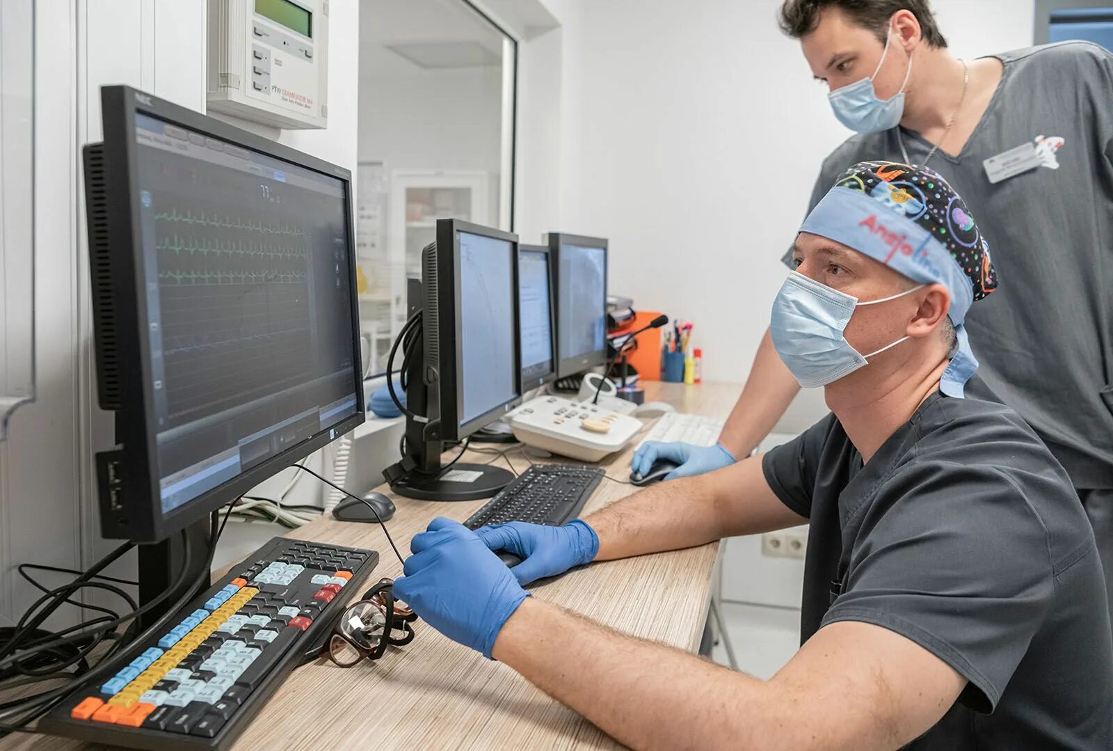 Системы помощи врачу. Правила взаимодействия врача и пациента. Услуги врача. Системы помощи врачу. Компьютерные технологии в медицине.