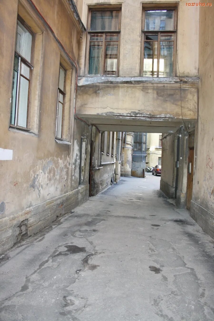 Пеший двор. Проходные дворы петроградки. блохина 11 санкт-петербург двор. санкт-петербург дворы разруха. проходные дворы смольнинское санкт-петербург.