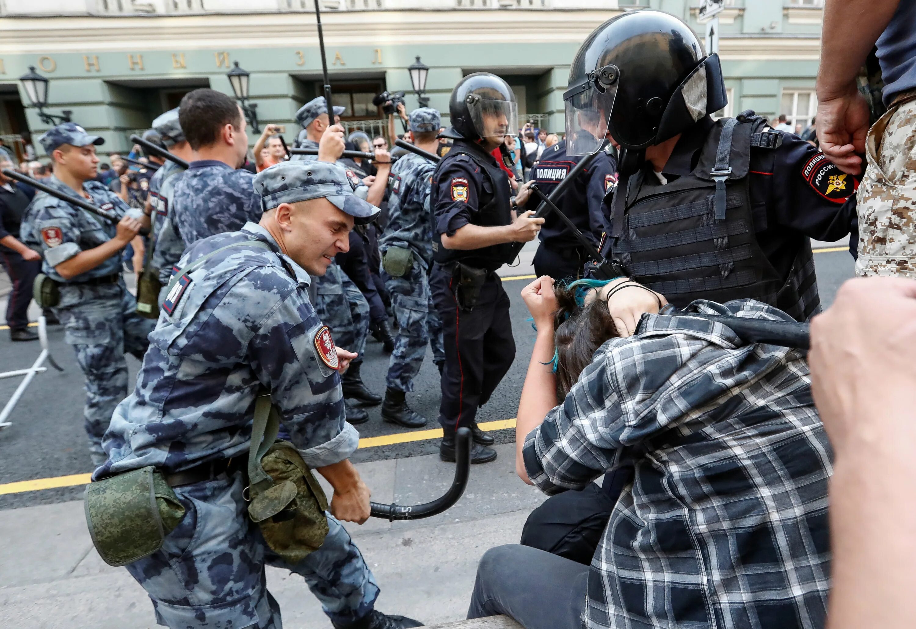 Военные против полиции. ОМОН против митингующих. Разгон демонстрантов в России. Митинг полицейских