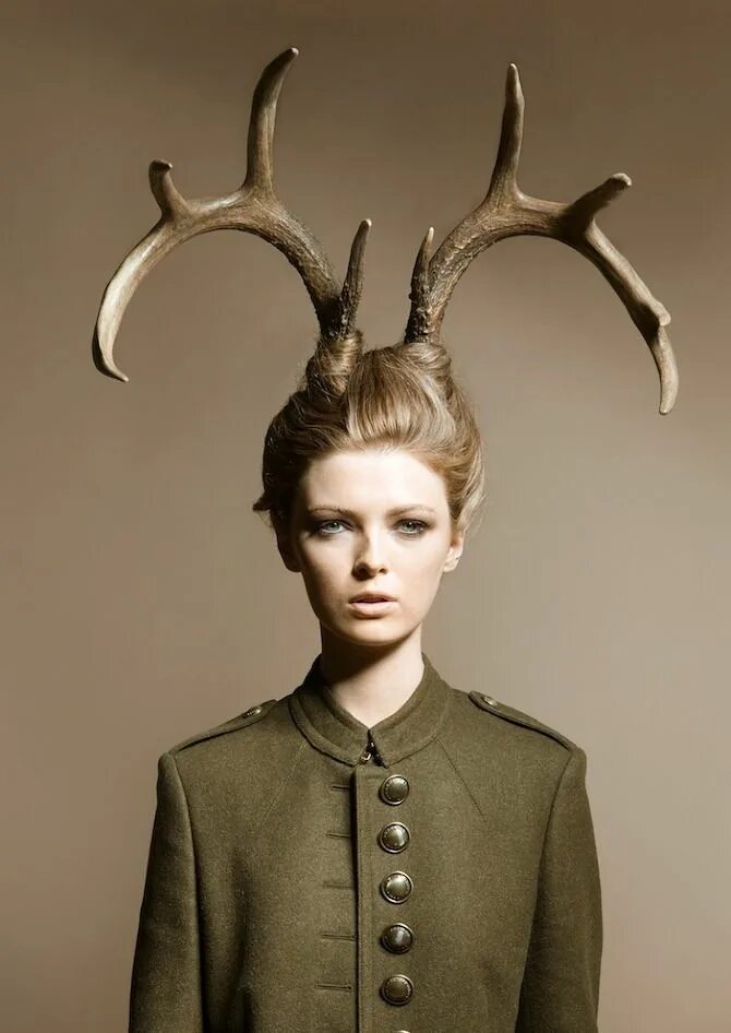 Наставили рога женщине. Рогатая женщина. Curved horns. Мужчина с оленьими рогами. Наставить рога.
