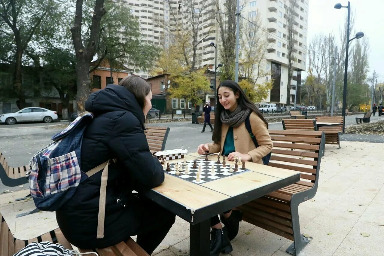 Шахматы на улице. Шахматисты в парке. Шахматы в парках. Шахматисты на улице. Играют на улице видео