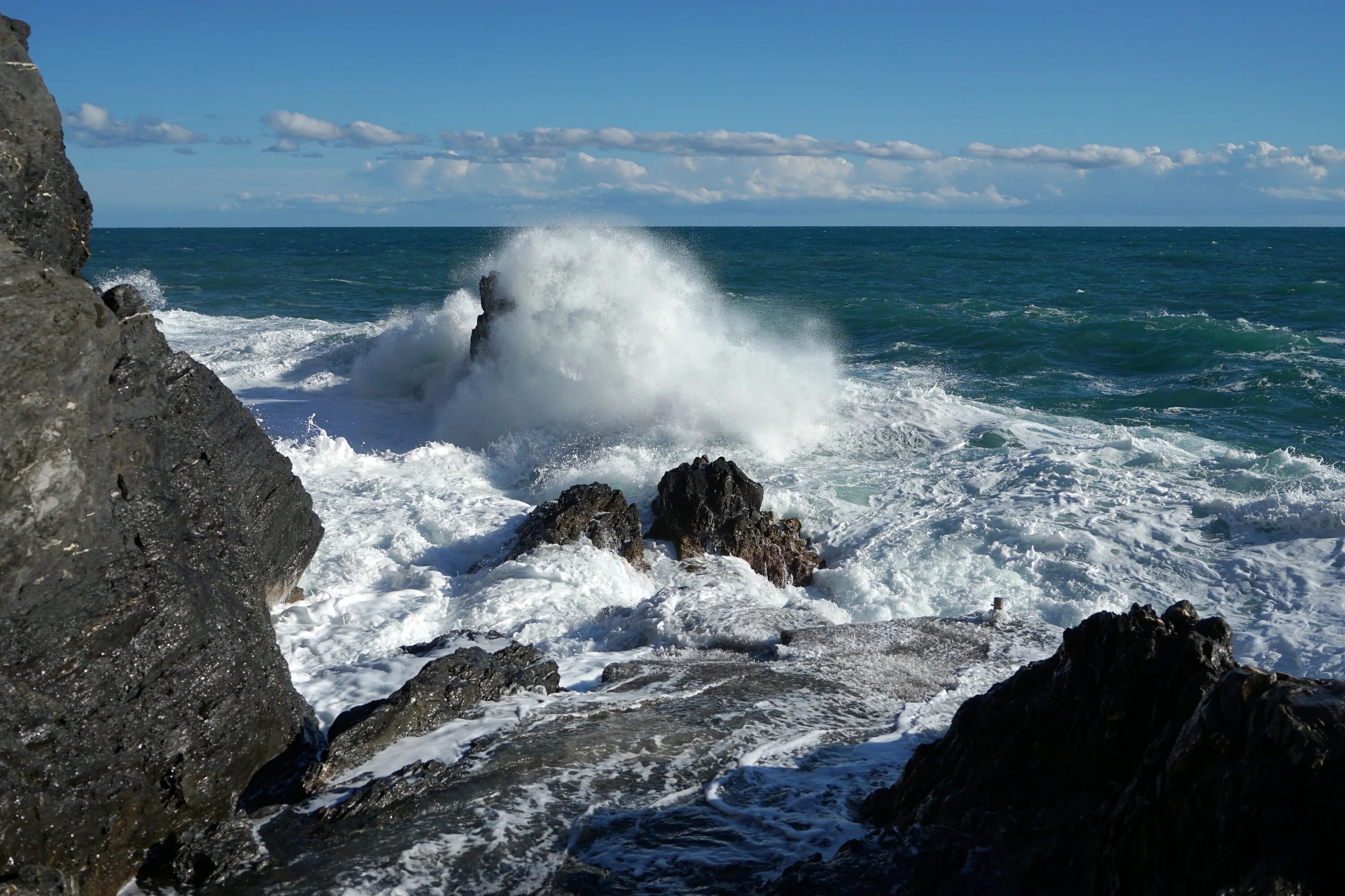 Морская волна и скала. Волны бьются о скалы. Море камни Прибой. Волны бьются о берег крутой.