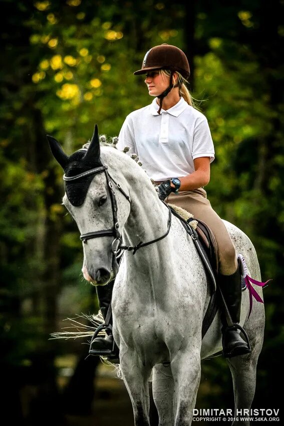 Riding on a white. Rideing или riding. эдвин райдинг. horse riding muslim. young horse riders.
