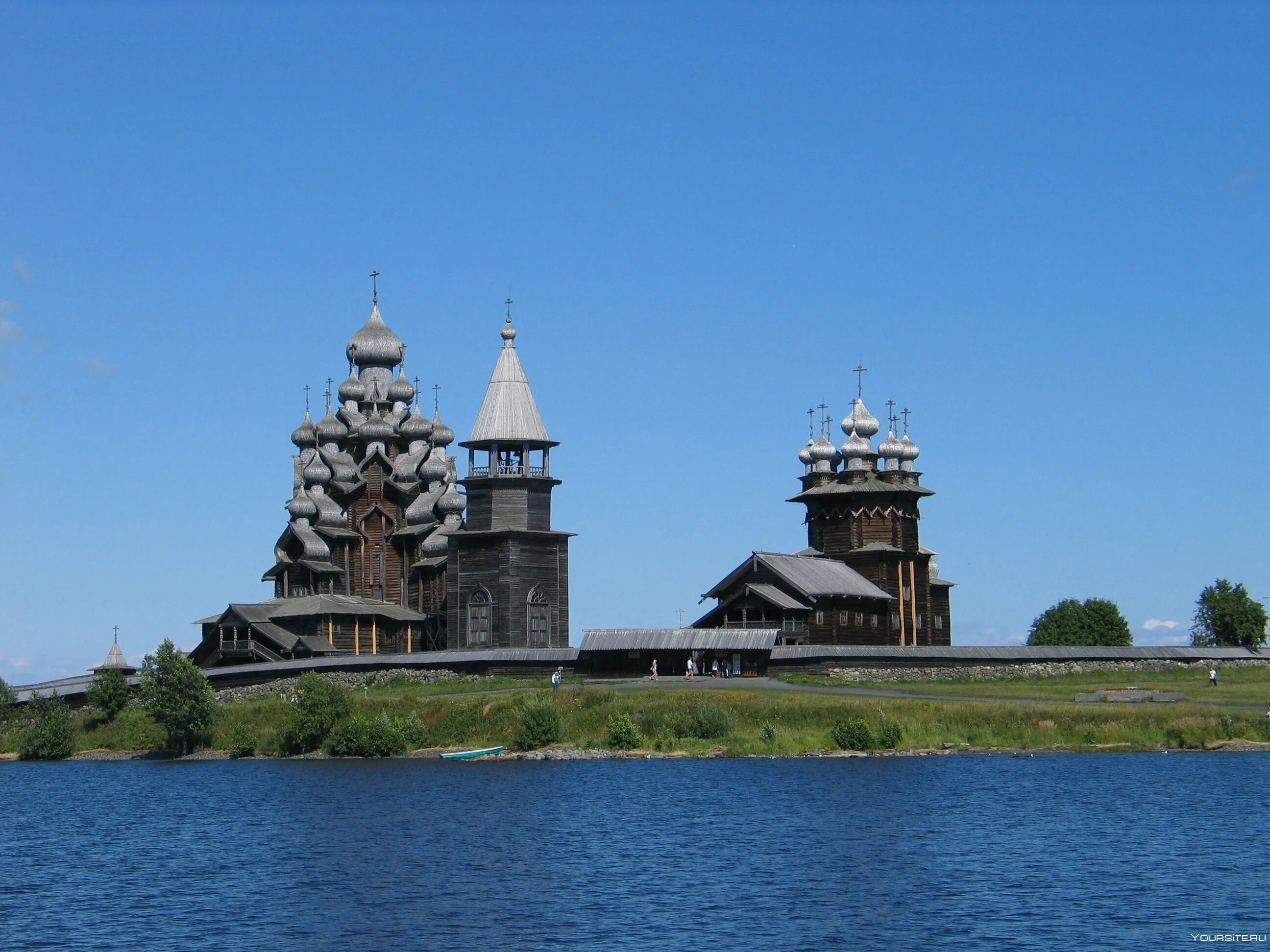 Кижи расположен на онежском озере. Музей-заповедник Кижи (Онежское озеро). Кижи остров на Онежском озере в Карелии. Онежское озеро остров Кижи. Музей Кижи в Онежском озере.