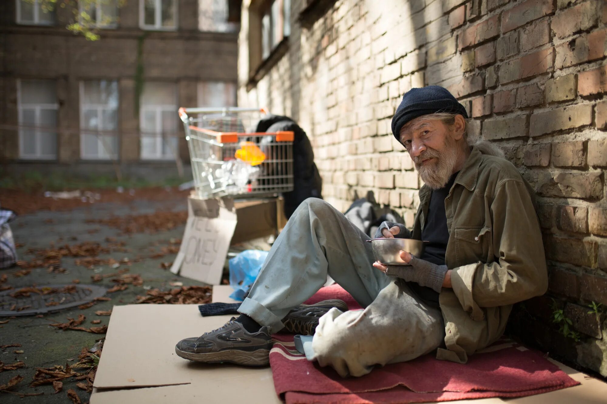 Пр зреть бездомного. Бездомный. Пожилой Бездомный человек.