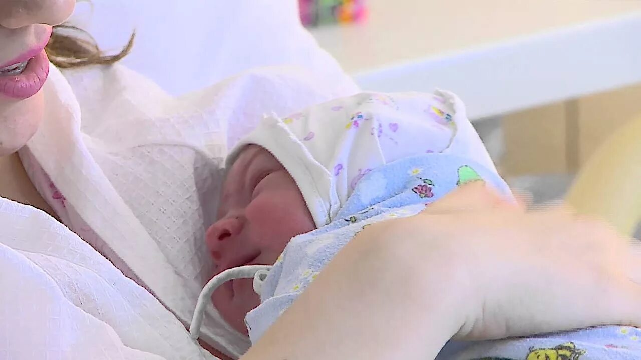 Первый день после выписки из роддома. Новорожденные на выписке. Новорожденный ребенок выписка. Новорожденный ребеночек в роодоие. Фотосессия новорожденного в роддоме.