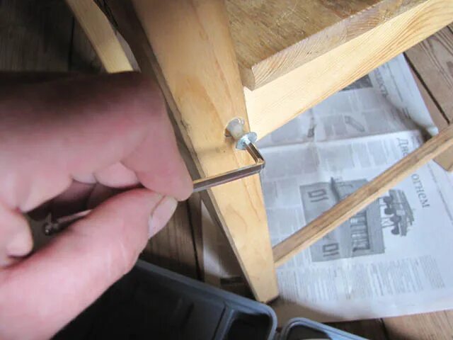 Починить деревянную ножку стула. Укрепление деревянных стульев. Починить деревянный стул спинку. Стянуть ножки стульев.
