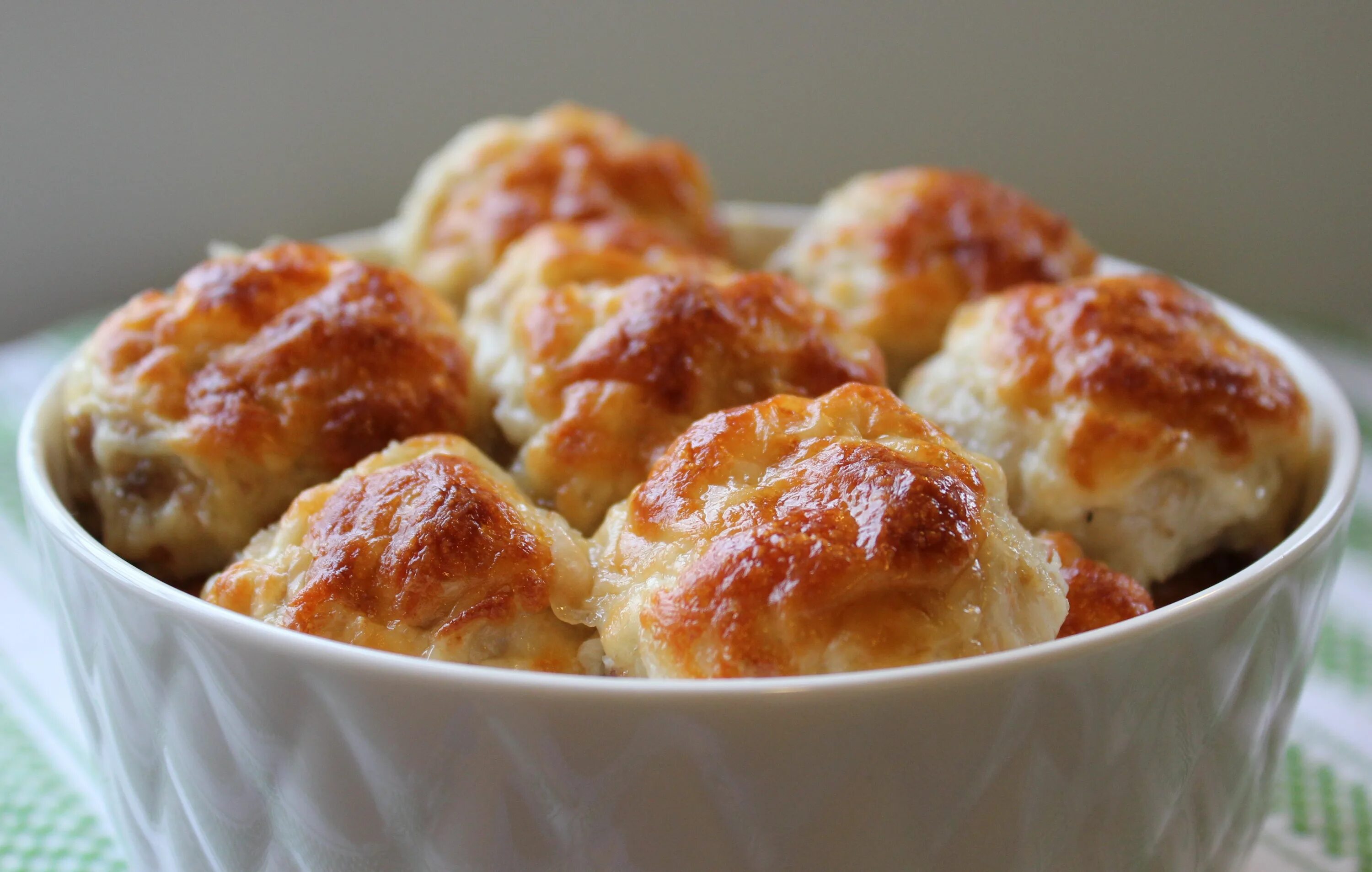 Куриные биточки в томатном соусе. Тефтели в духовке. Тефтели из куриного фарша. Куриные тефтели в томатном соусе. Куриные тефтели в духовке рецепт.