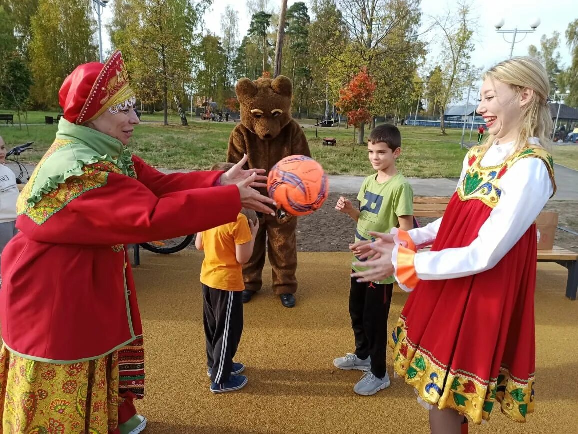 Игровая программа в кругу друзей. Детский летний лагерь. Танцевально развлекательная программа. Игровая программа для детей на улице. Игровая программа в кругу друзей.