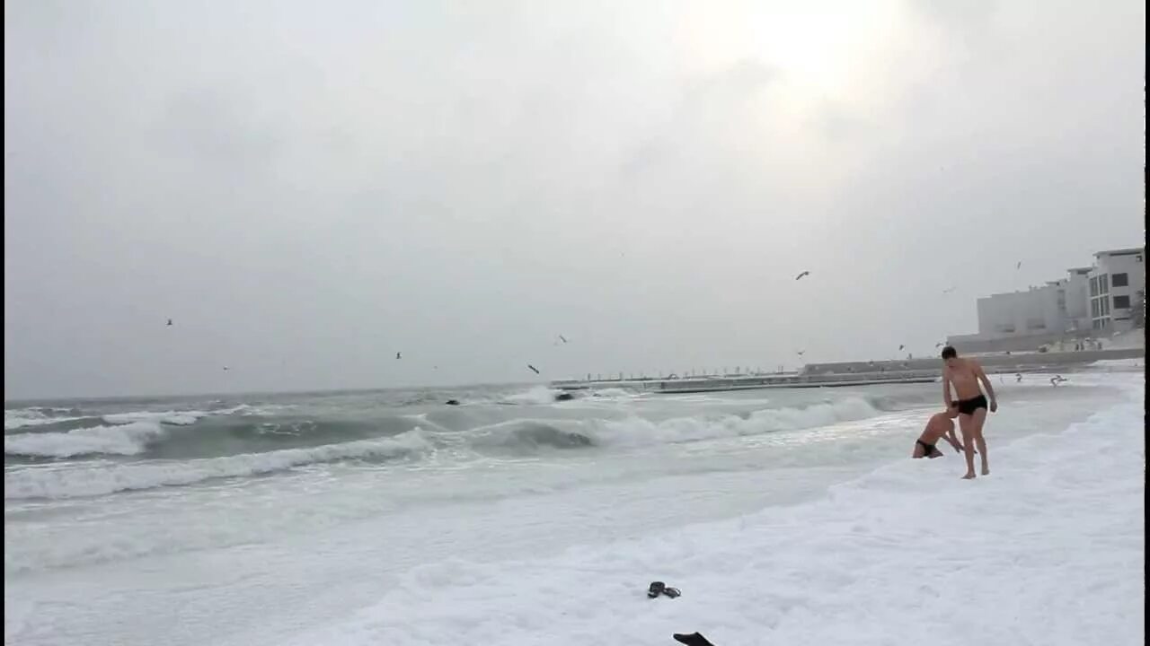 Луганское море пляж. В Луганске есть море. Зимой шторм в Кринице. Луганск купаться. В одессе жил купался в черном