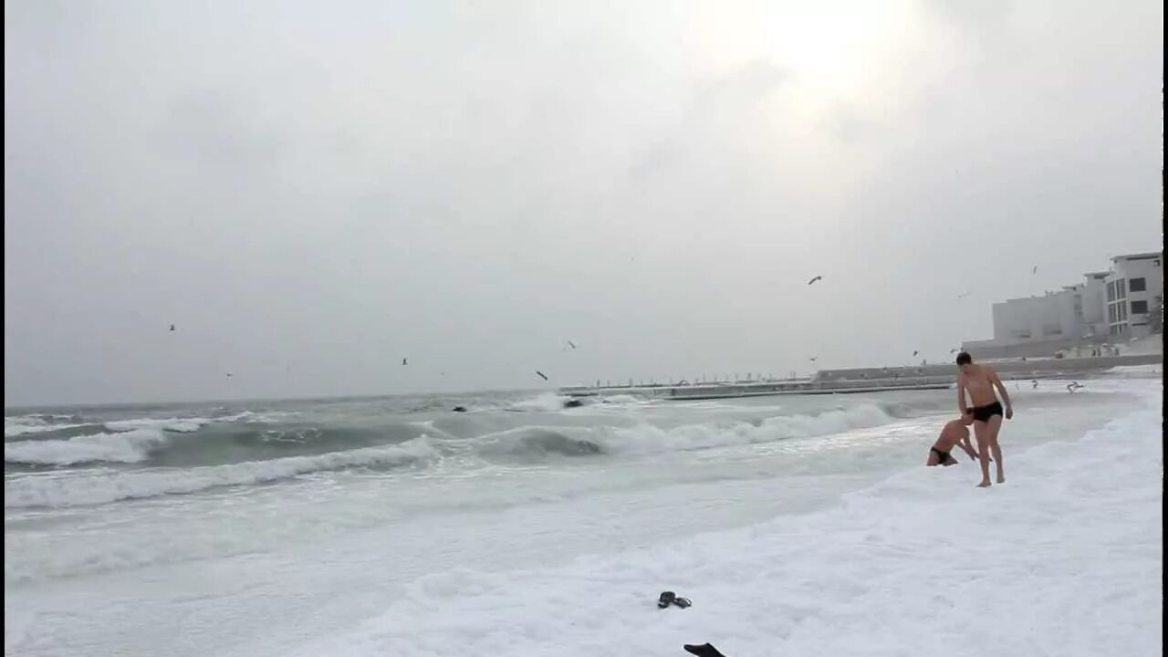 В одессе жил купался в черном. Луганское море пляж. В Луганске есть море. Зимой шторм в Кринице. Луганск купаться.