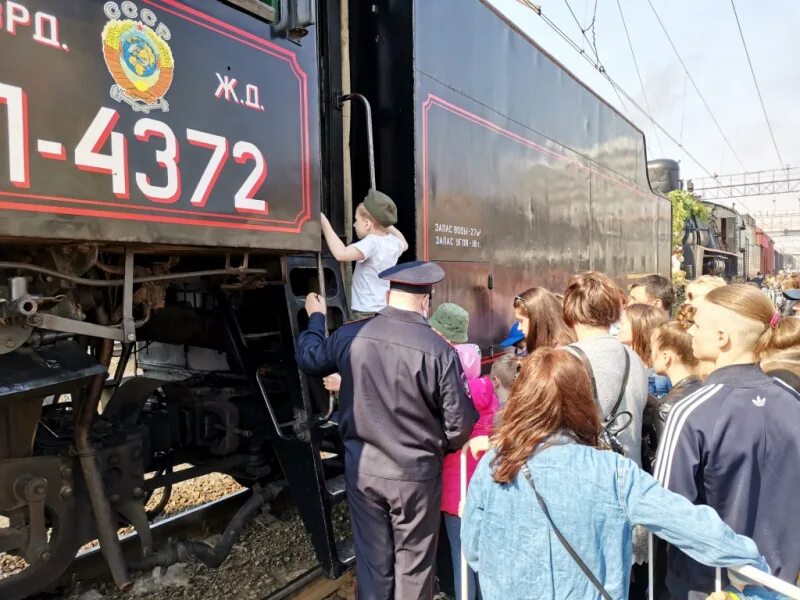 Железнодорожный приезд. Поезд Победы Тюмень. Эшелон Победы прибыл в Тюмень. Станция поезда Тюмень прибывающие. Поезд Победы Майский.