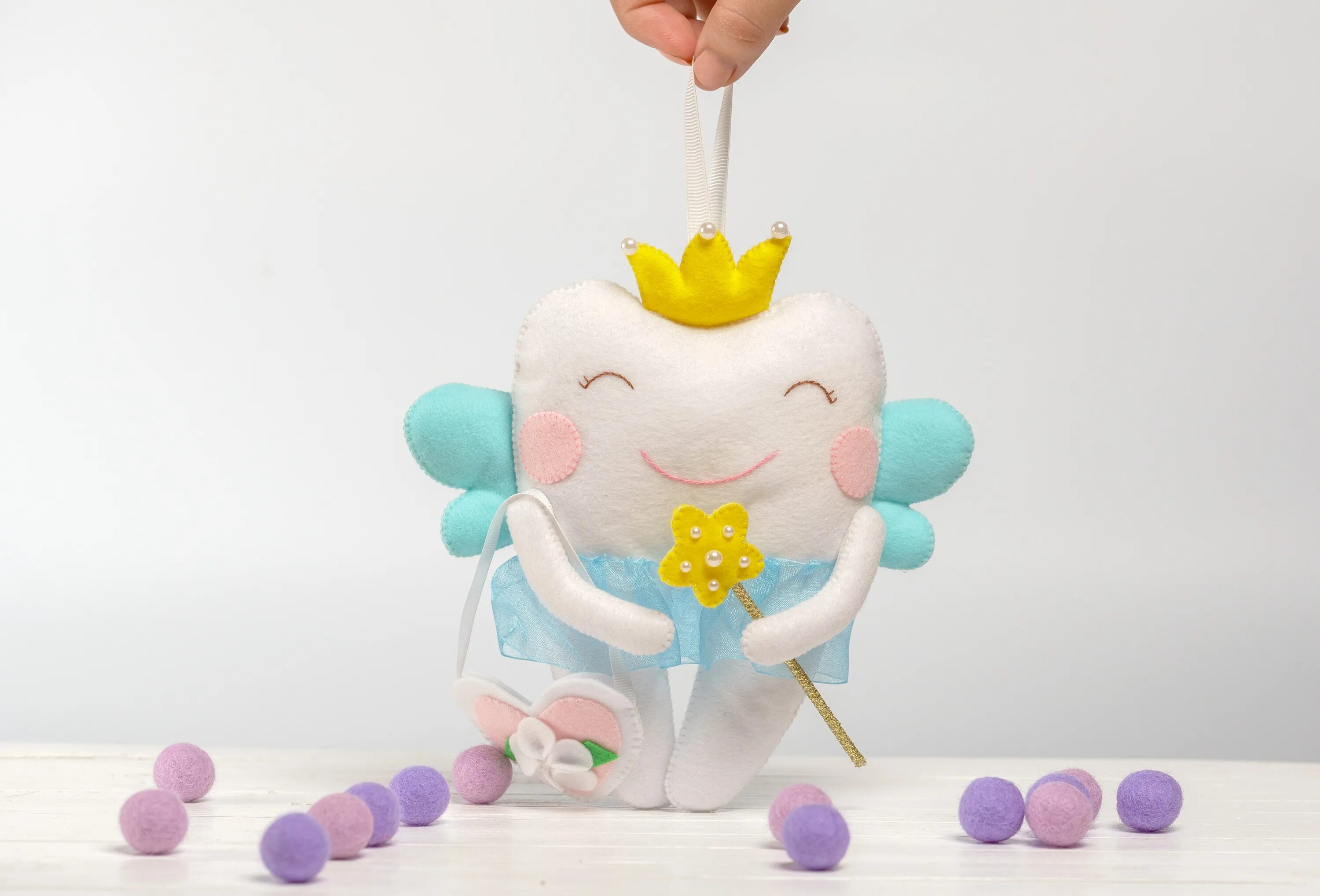 Мягкая игрушка зубик. Подарок от феи за зуб. Подарки зубной феи для девочек. Фото как фея забирает зубы. Фея которая приносит подарки.