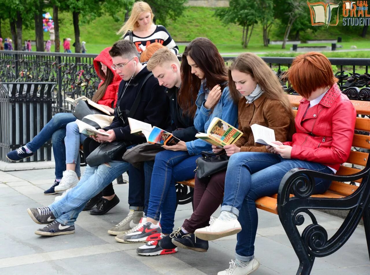 самый читающий класс эмблема. молодежь и книга. читать модно. подростки в библиотеке. читальный зал библиотеки имени ленина ссср 80-е гг.