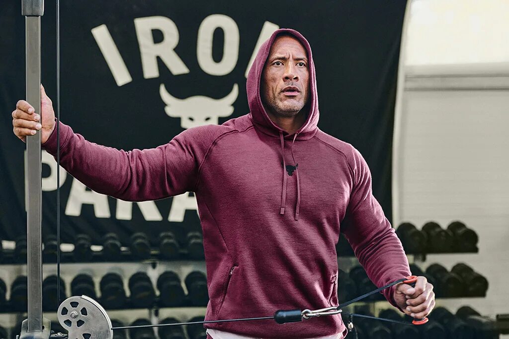 Одежда скала. Дуэйн джонсон в футболке. Dwayne johnson under armour. Under armour наушники dwayne johnson. Дуэйн джонсон project rock.
