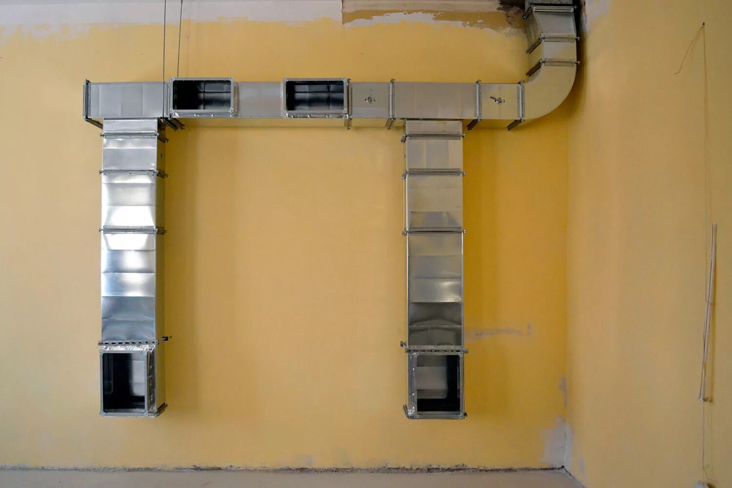 Приточно вытяжная система вентиляции. Системы вентиляции и кондиционирования. Воздуховоды для вентиляции в частном доме. Соединение вытяжки с вентиляционным каналом гофрой. Вент решетка на фронтон.