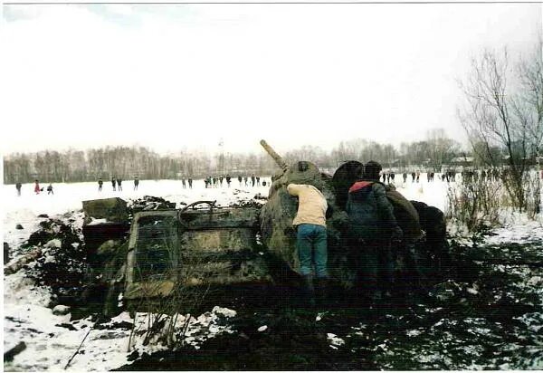 Танковые озера. Танковые озера в Горелово. Черное озеро Косино танк от-34. Чёрное озеро Москва танк.