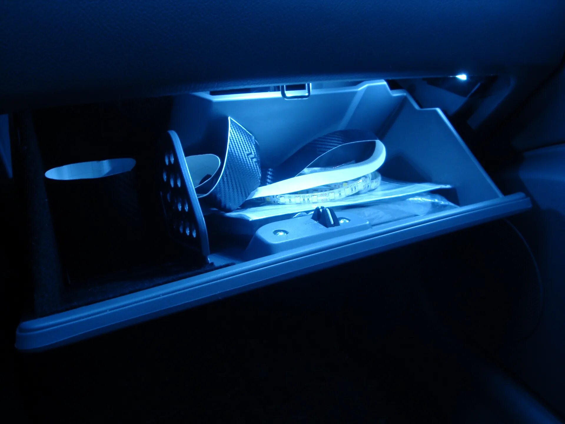 Мощный светильники бардачка меган 2. Подсветка бардачка т4 дизель. Подсветка бардачка. Hyundai solaris 2 подсветка бардачка. Подсветка бардачка.