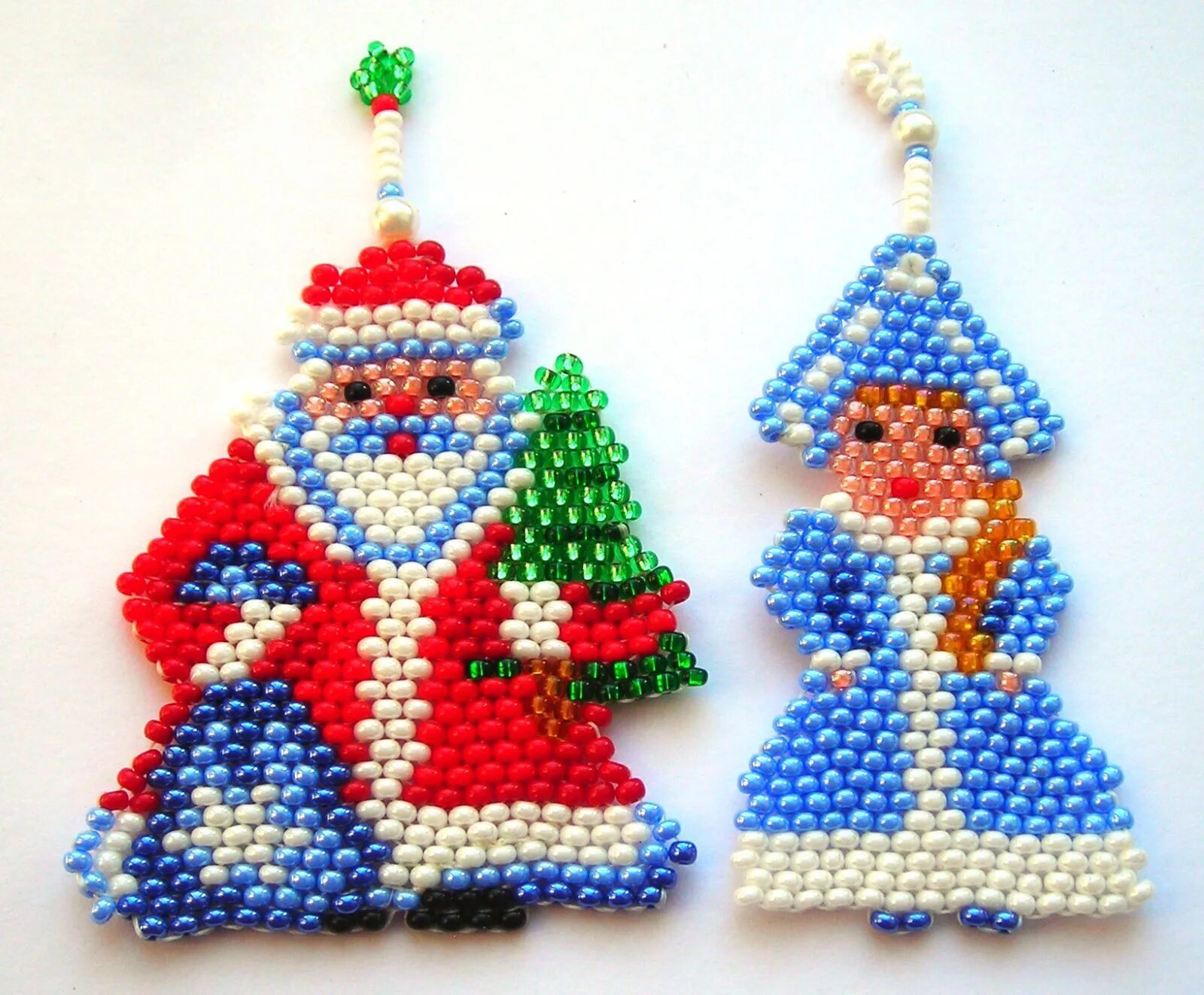 Плоские игрушки на елку. Новогодние игрушки из бисера. Плетение бисером елочка. Что можно сплести из бисера новогоднее. Новогодние поделки из бисера для начинающих.