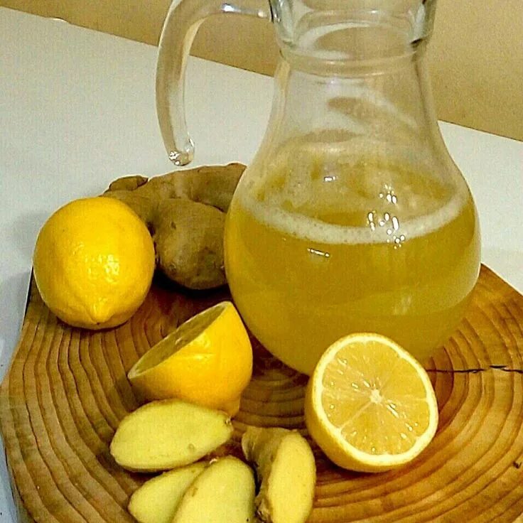 Рецепт воды с имбирем. Лимонад лимон имбирь. Имбирный лимонад. Лимонад из лимона. Домашний лимонад имбирный.