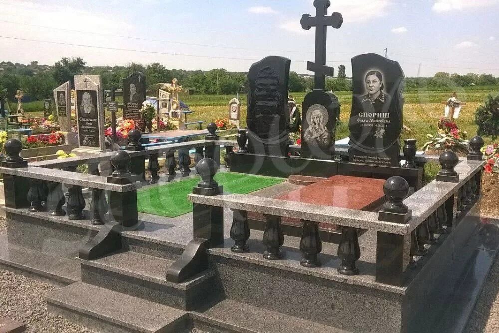 Гранитная плита на могилу. Мраморная плитка на кладбище. Могильные памятники. Памятник на могилу варианты фото. Двойные гранитные памятники.