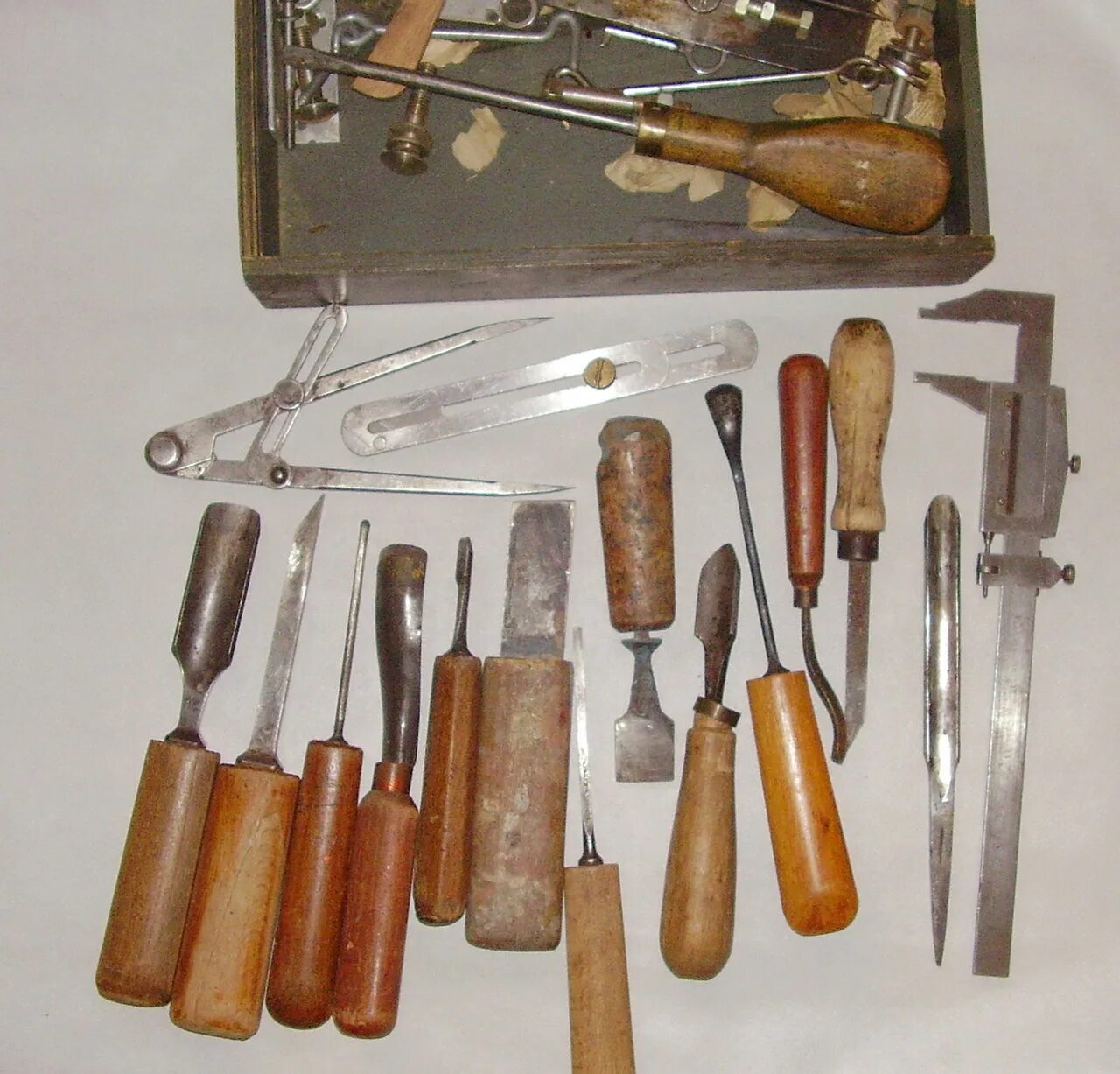 Инструменты столяра винтаж. Инструменты плотника ссср. Ручной столярный инструмент. Столярные инструменты по дереву. Инструменты из дерева.