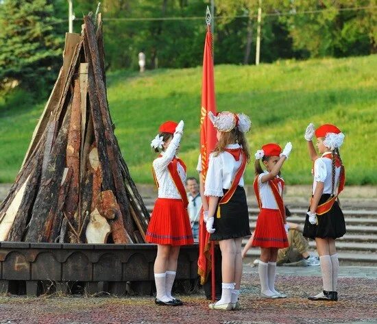 Горн в пионерском лагере. Пионерский костер. Пионерский лагерь. Пионеры возле Пионерского костра. Пионерский лагерь костер.