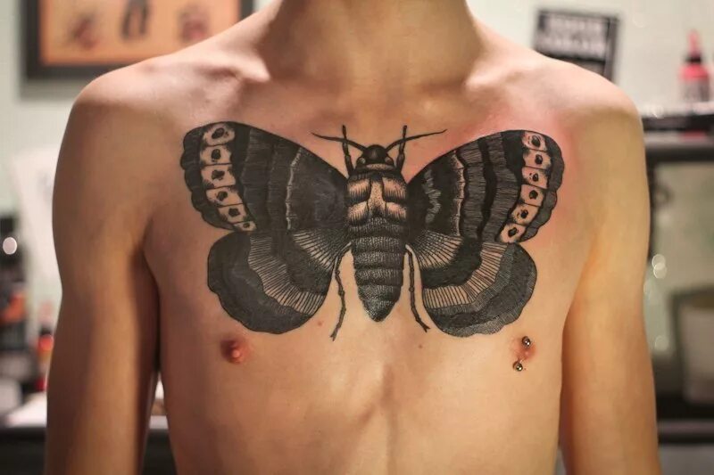Тату бабочки мужчина. Татуировки на грудь. Тату на грудине мужские. Татуировки мужские на груди. Тату бабочка на груди.