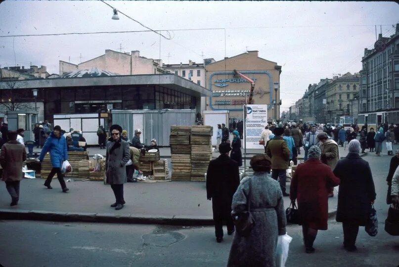 Сенная ладожская. Сенная ладожская. Памятник на сенной площади санкт-петербург. Сенная площадь метро 80-е. Станция сенная площадь.