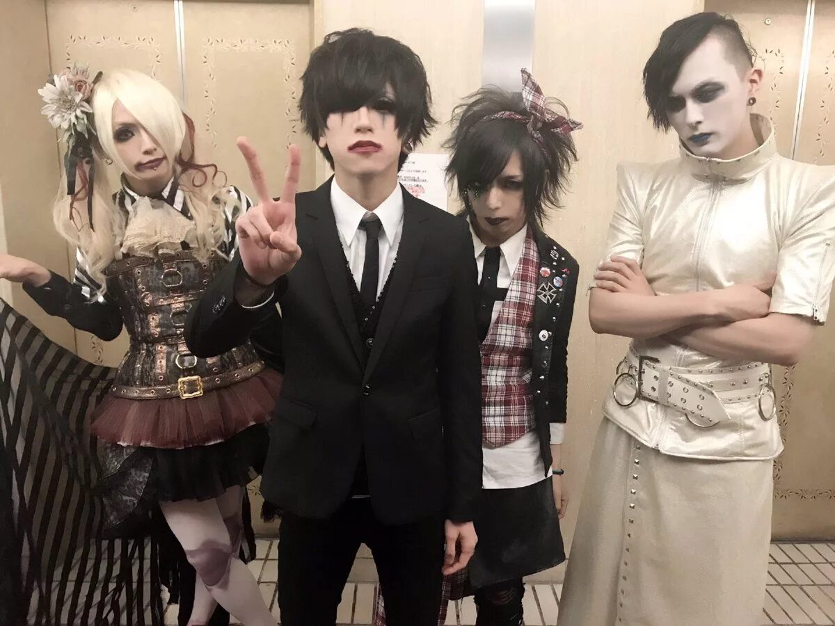 Dadaroma dadaism. Dadaroma. Risley circus dadaroma текст. Mercuro vkei. Дадарома участники.