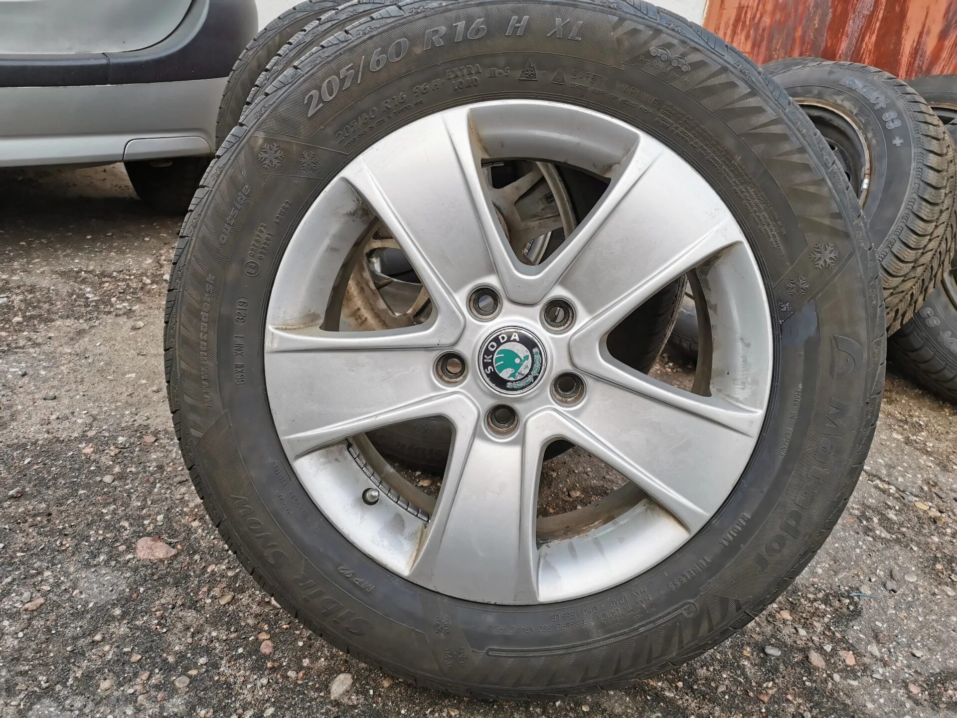 Шевроле эпика колеса. Шевроле эпика 215/65 r16. 205 65 р 17. 205 55 16 на рено логан 2. R16 goodyear 205/60.