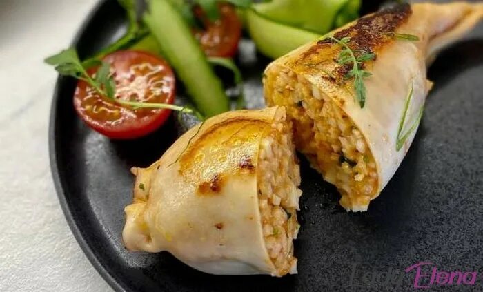 Кальмары фаршированные рисом и морковью. Кальмары фаршированные рисом. Кальмары фаршированные рисом и грецкими орехами. Фаршированный кальмар мишлен. Кальмары фаршированные рисом и морковью.