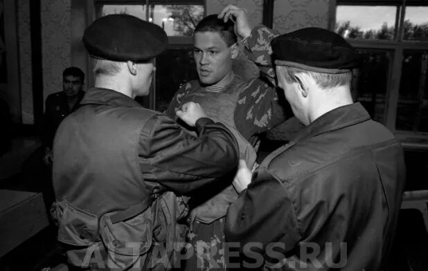 Омоновец 90 е. Спецназ витязь 1993. Омон в 90-е годы. Омон 90 годов. Московский омон 90-е годы.