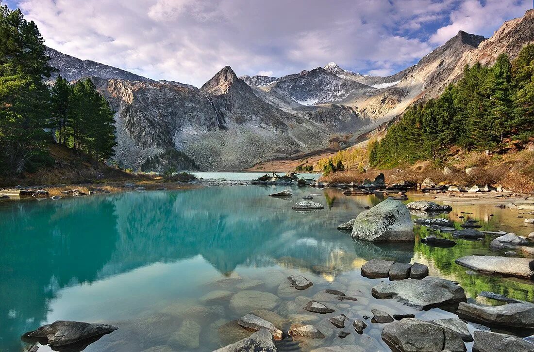 Озеро горных духов горный Алтай. Живописное горное озеро Алтая. Шавлинское озеро Алтай. Озеро поперечное горный Алтай. Глубокие горные озера