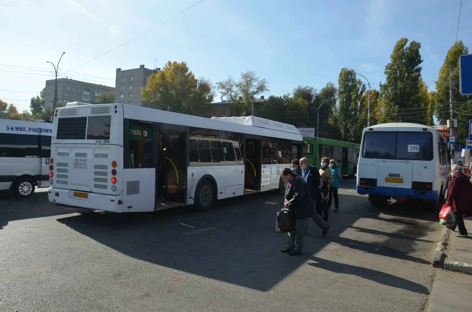 Автобус 225 саратов красный. Автобусы Саратова. Саратов дачные автобусы. Автобус 225 Саратов. Автобус 225 Саратов красный октябрь.