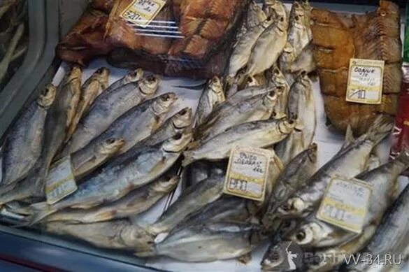 Какая рыба в волгограде. Выкладка рыбы. Выкладка вяленой рыбы. Рыба в Волгограде. Волгоградский рыбный рынок.
