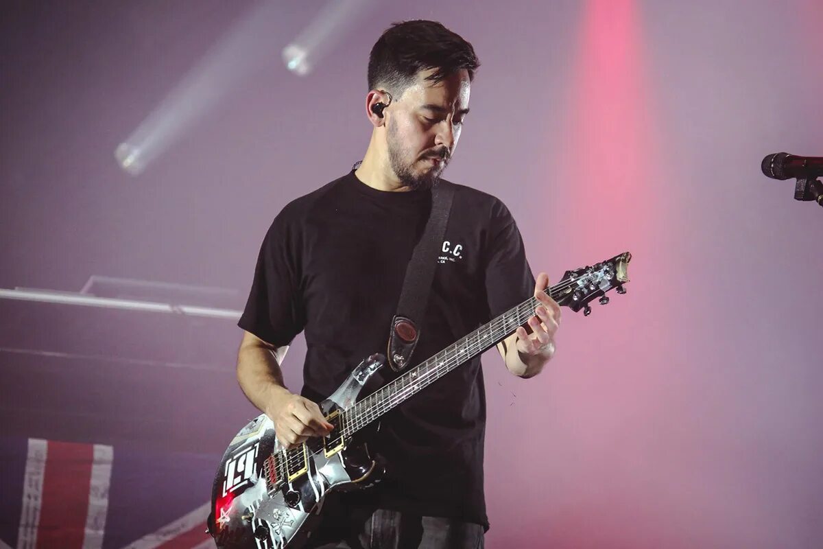 Already over shinoda. Mike shinoda 2002. Майк шинода 2022. Майк шинода семья. Майк шинода post traumatic.