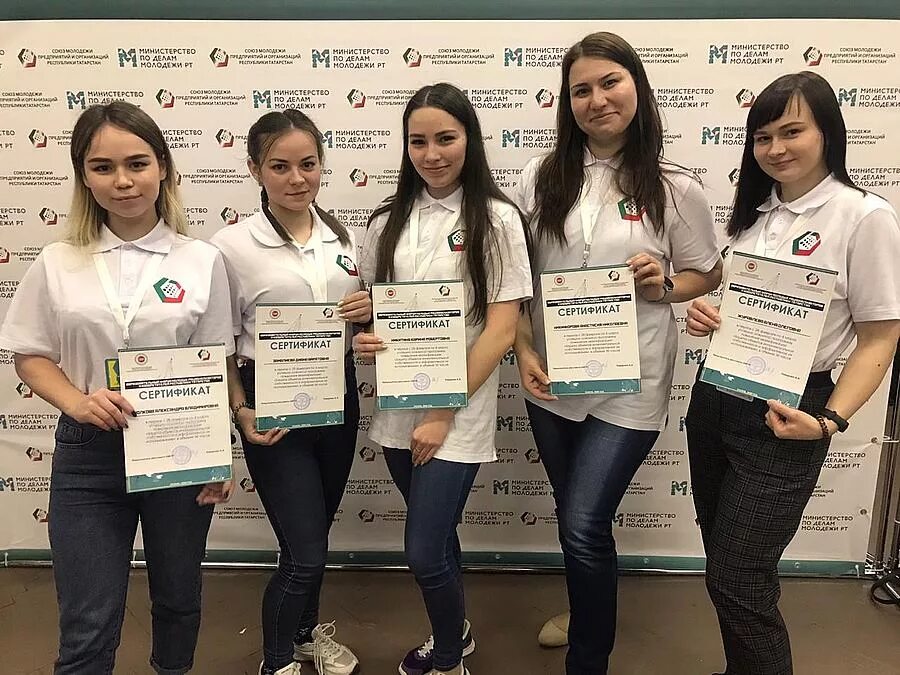 Четверым молодым работницам