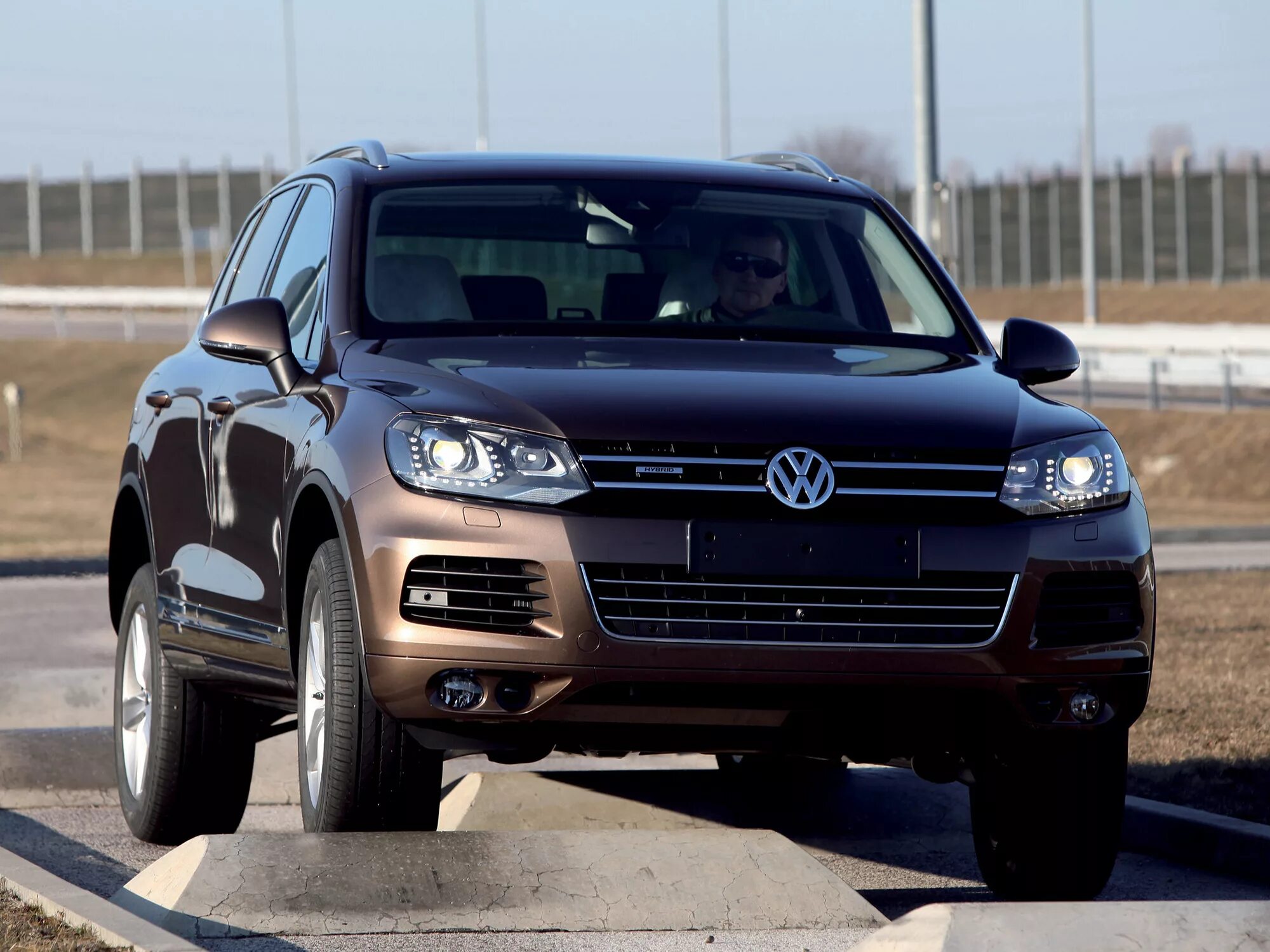 Автомобиль volkswagen touareg. Джип Фольксваген Туарег. Volkswagen Touareg Hybrid. Volkswagen Touareg джип большой. Машина Туарег Фольксваген 2010.