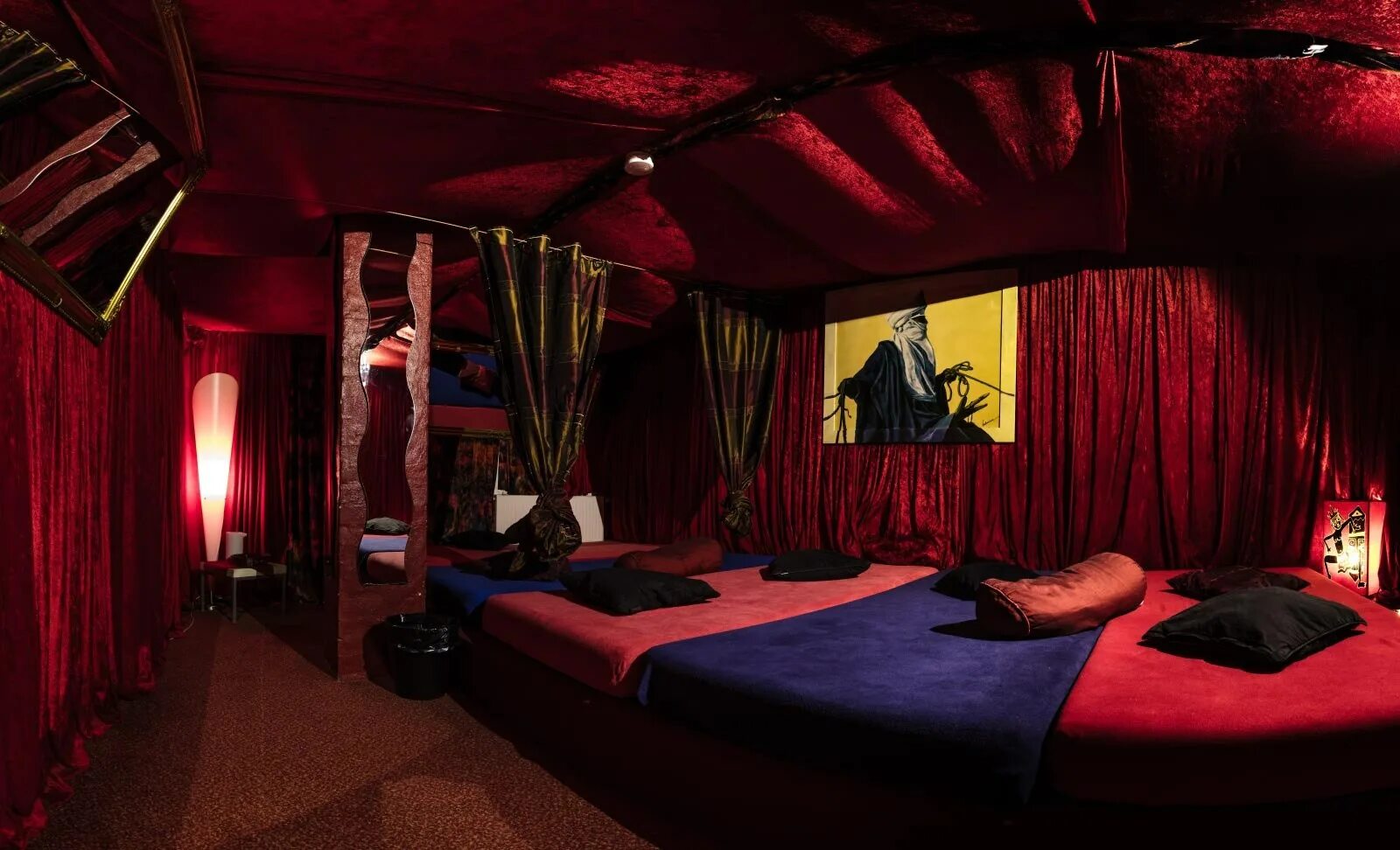 Приватная комната в клубе. Тусовка в квартире. Уединились в комнате на вечеринке. Вечеринка бухло. Домашняя вечеринка картинка на группу.