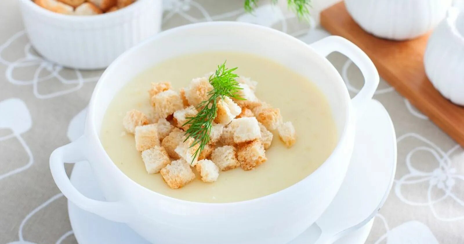 Суп пюре с гренками. Суп-пюре из картофеля с гренками. суп крем брюле. картофельный крем суп. суп-пюре картофельный с гренками.