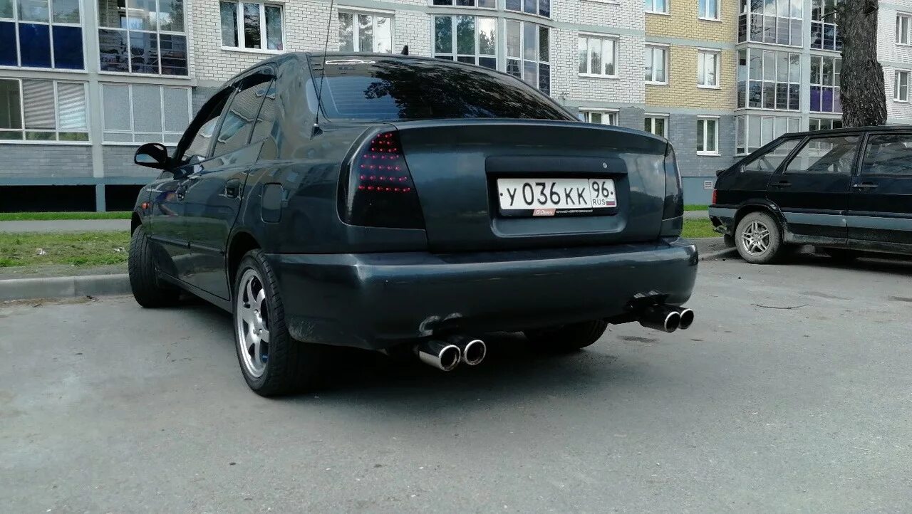 Выхлоп хендай акцент. Выхлоп на hyundai accent 4 и 2. Солярис 2 выхлоп снизу. Хендай соната двойной выхлоп. Прямоток на хендай акцент.
